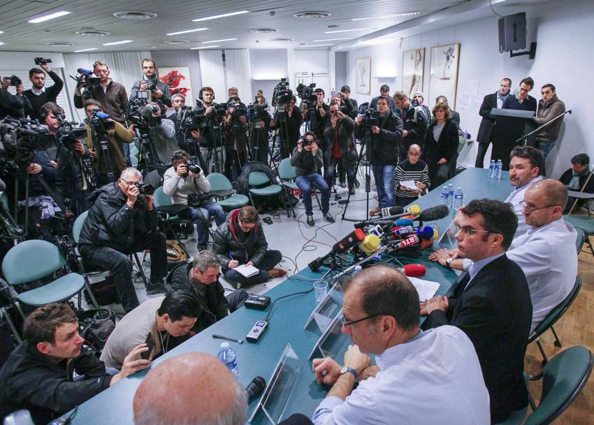 Fin dalle prime ore dopo il ricovero a Grenoble lo staff della rianimazione  stato pressato dalla stampa di tutto il mondo. Reuters